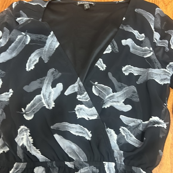 EXPRESS FEATHER PRINT BLACK GRAY LONG SLEEVES V NECK CHIFFON ROMPER SIZE XS - Picture 6 of 7